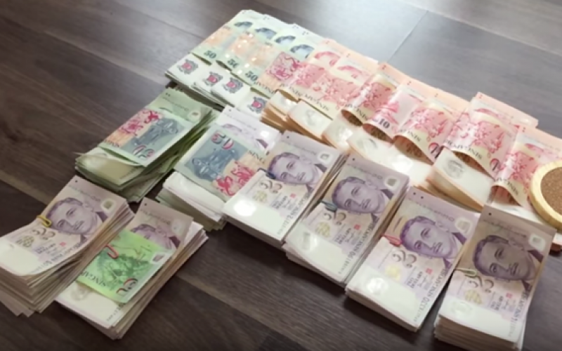 Người Việt bị phạt vì mang tiền vào Singapore không khai báo