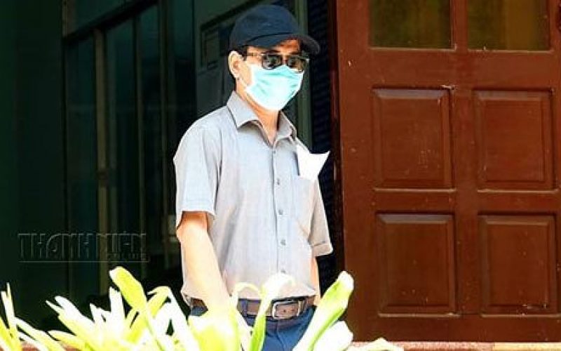Bị can Nguyễn Hữu Linh ‘che’ kín khi đến tòa nhận quyết định vụ dâm ô bé gái