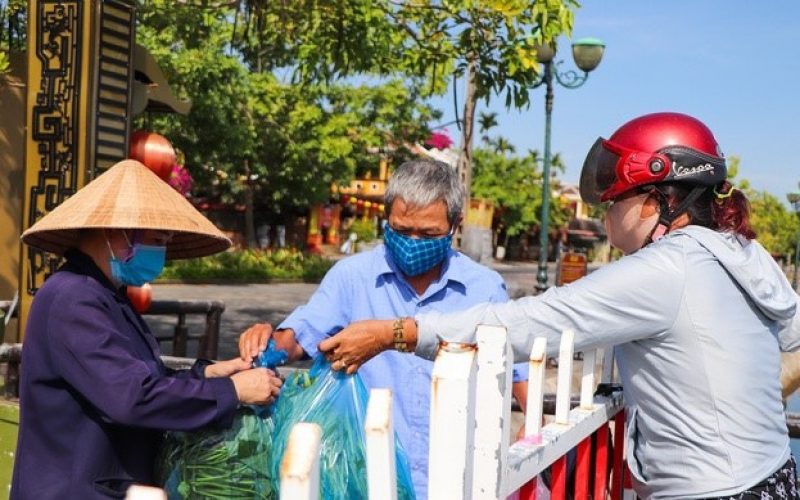 Mang thực phẩm cho mẹ bị ốm, tôi có vi phạm Chỉ thị 16?