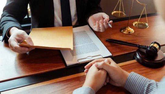 Luật sư có được nhận tiền thưởng sau khi giúp khách hàng đòi được quyền lợi?