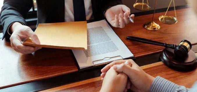 Luật sư có được nhận tiền thưởng sau khi giúp khách hàng đòi được quyền lợi?