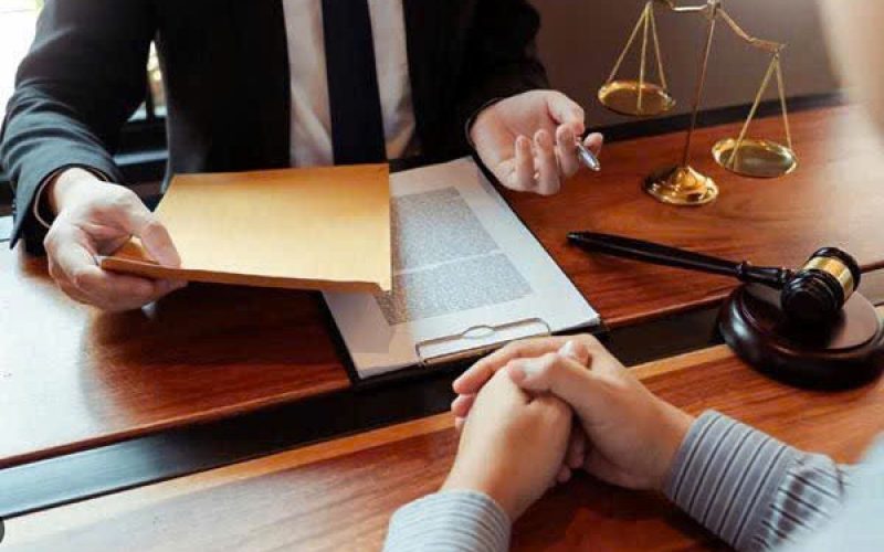 Luật sư có được nhận tiền thưởng sau khi giúp khách hàng đòi được quyền lợi?