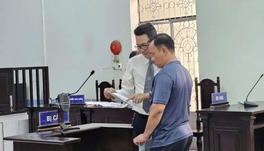 Luật sư gặp bị cáo ở trại tạm giam: Tòa án có quyền cấp phép hay chỉ giám sát?